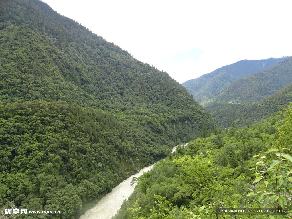 山间蜿蜒河流 绿意盎然