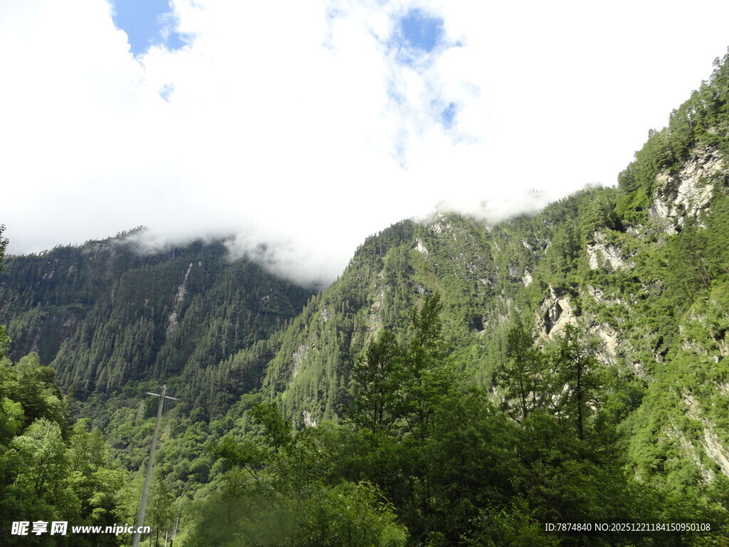青山云雾间的自然美景
