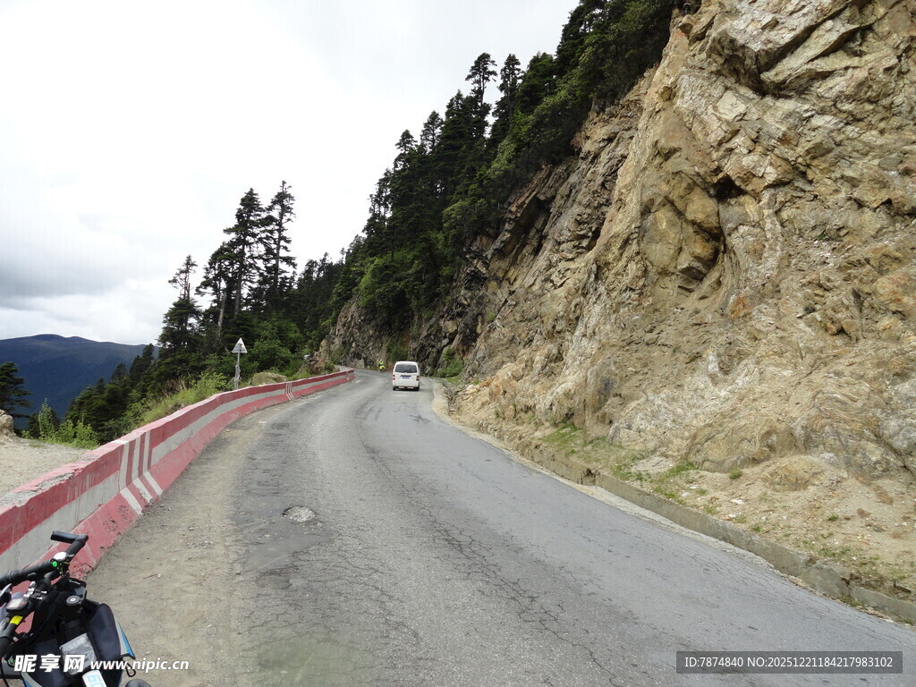山间蜿蜒公路骑行风景