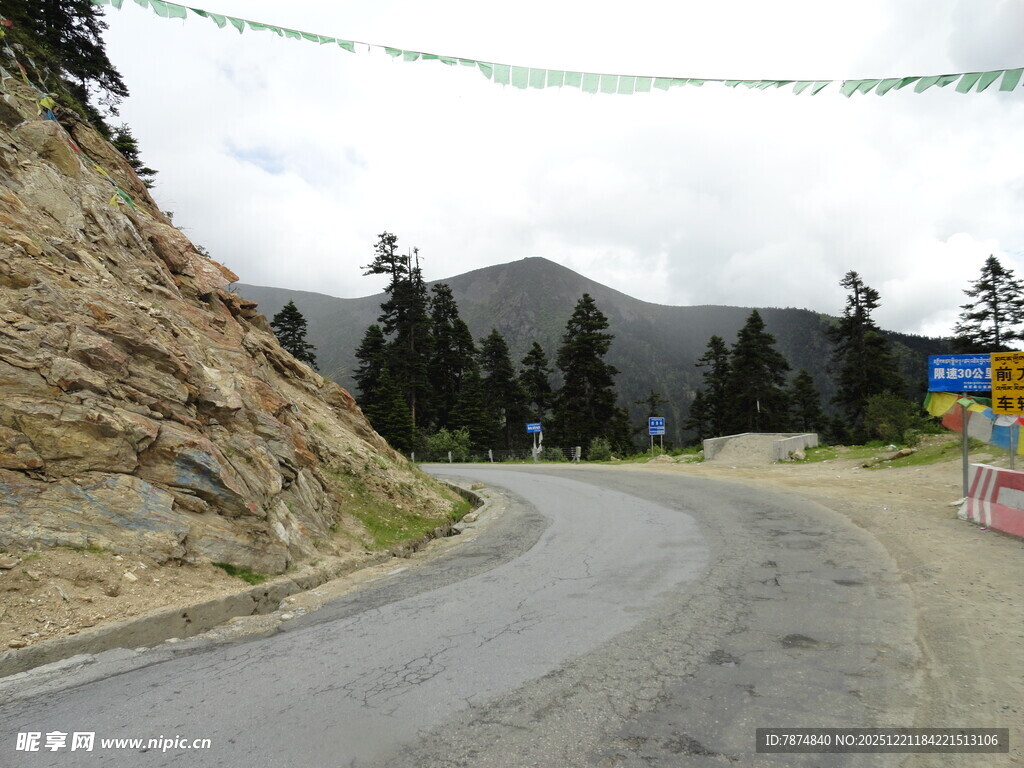 山间蜿蜒公路风景