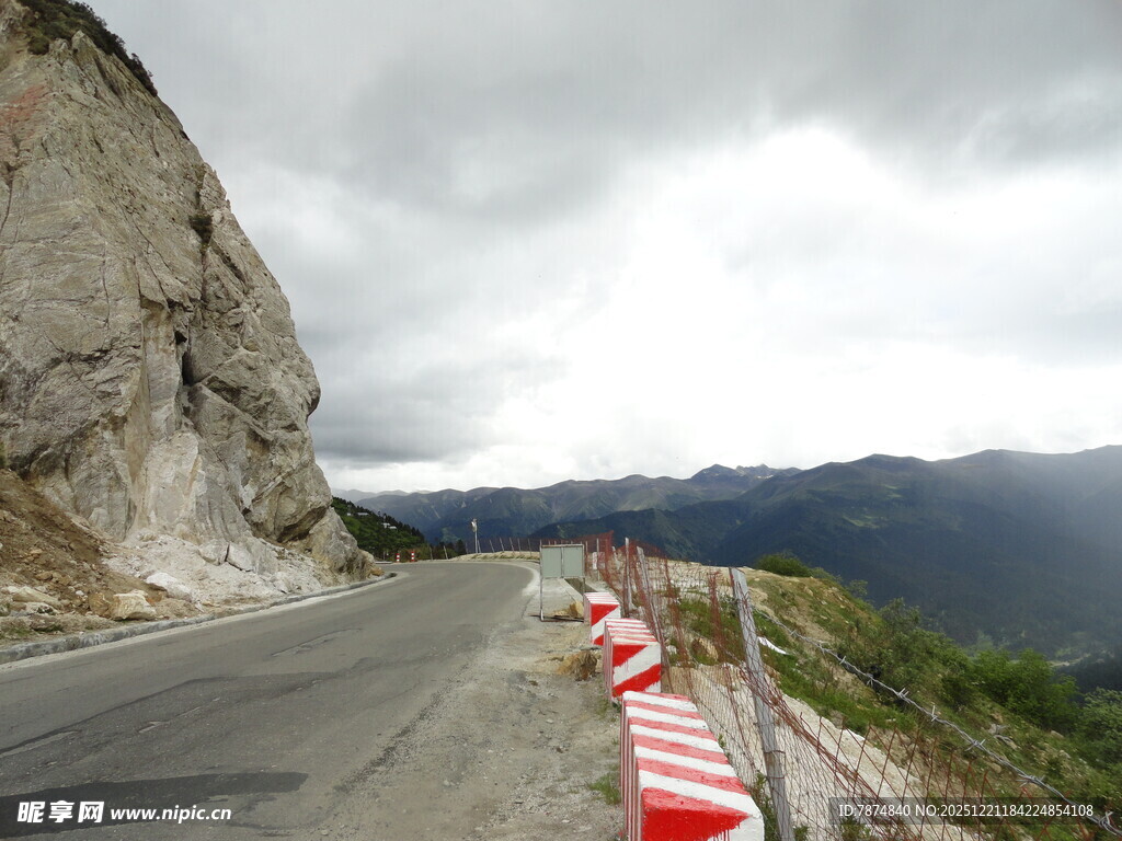 山间蜿蜒公路 安全设施醒目