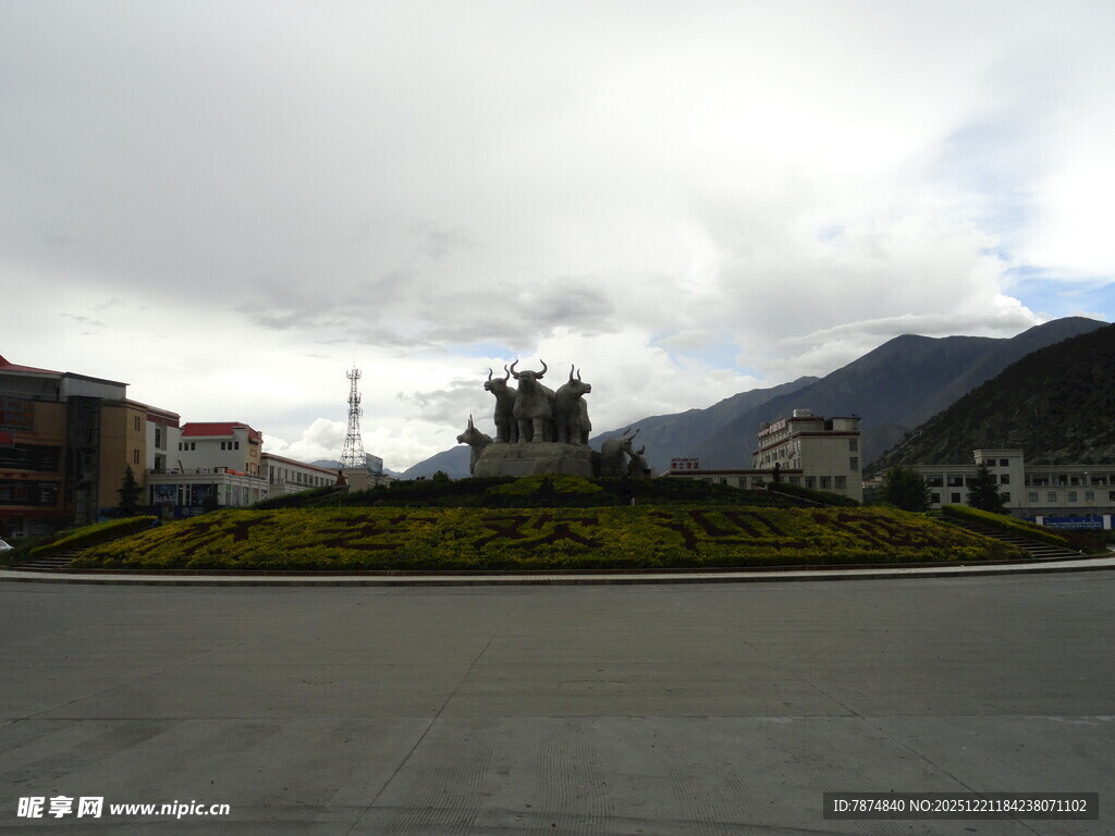 城市广场与远处山峦景观