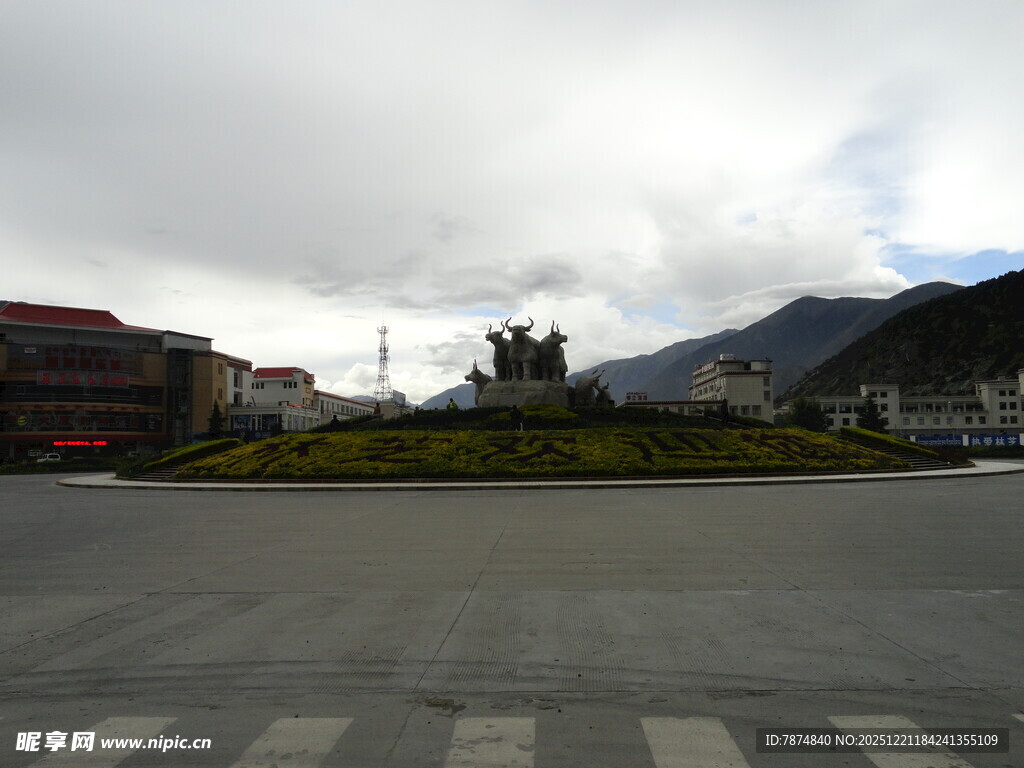 空旷广场与远处山峦景观