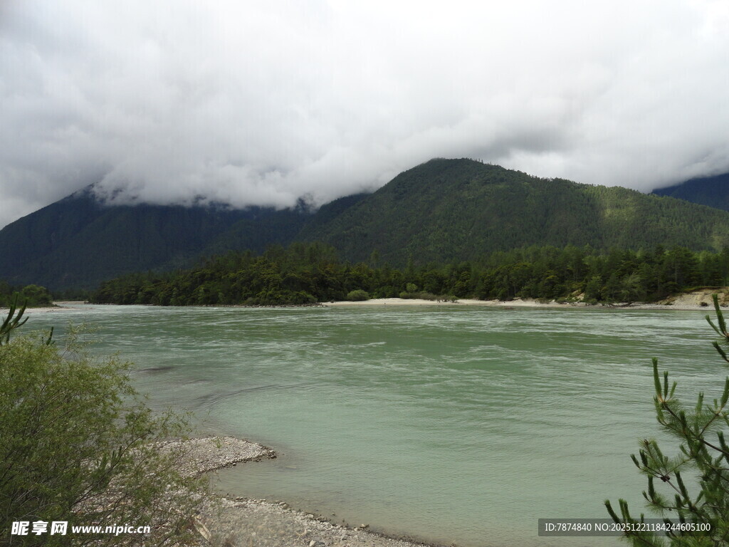 青山绿水间的宁静河流