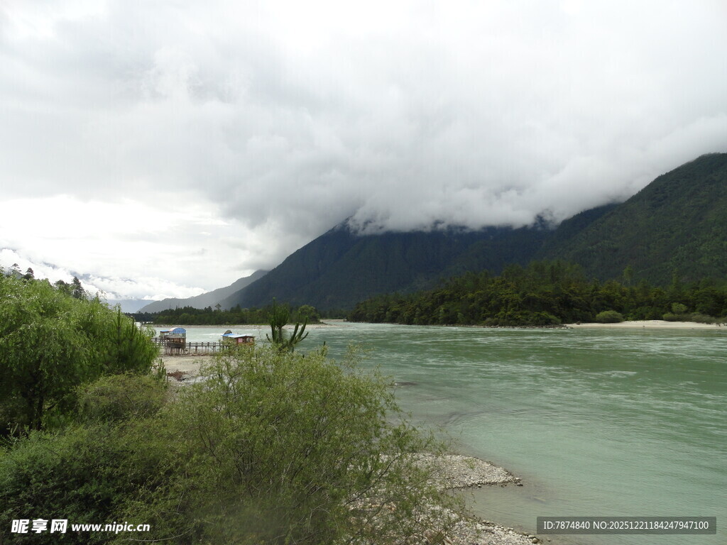 河畔青山绿水云雾缭绕