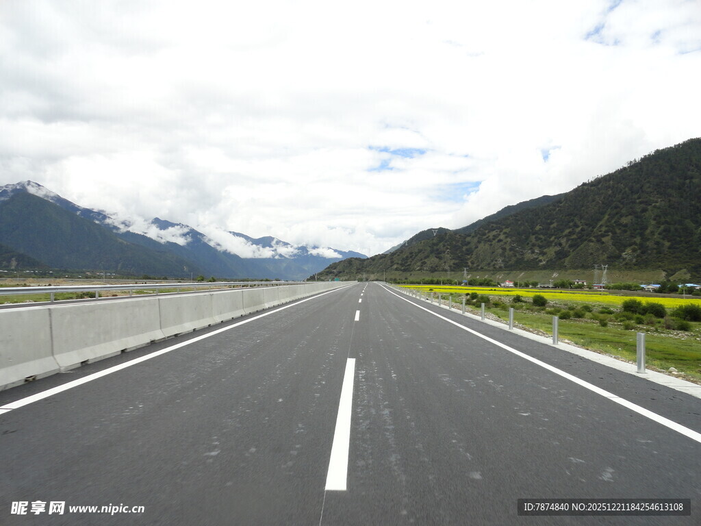 宽阔公路通向远方美景