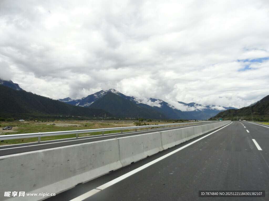 公路伸向远方的壮美风景