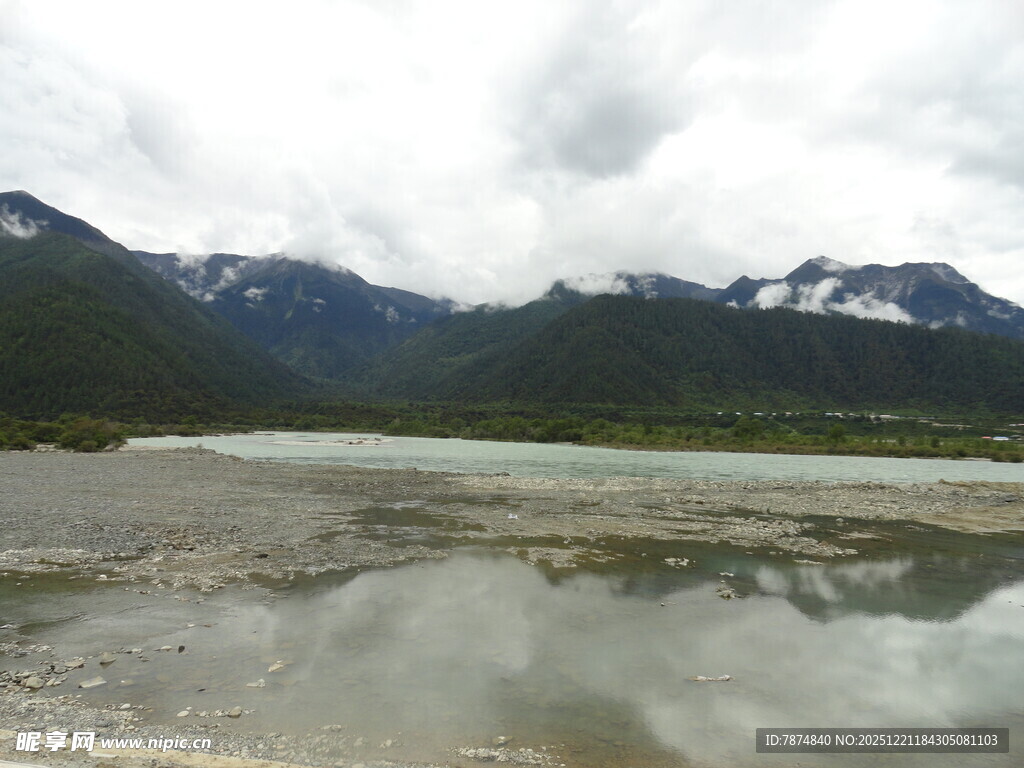 山间湖泊云雾缭绕美景