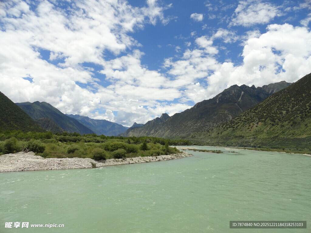 青山绿水间的秀丽河谷