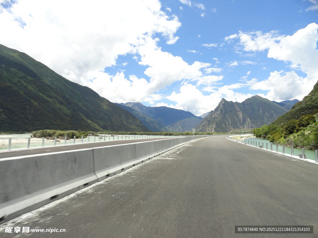宽阔公路伴青山蓝天