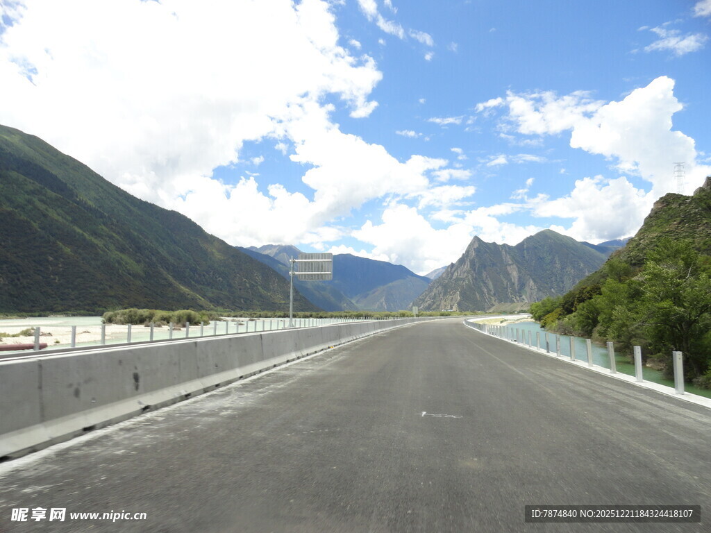 宽阔公路通向连绵青山