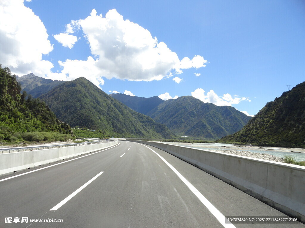 山间宽阔公路 风景独好