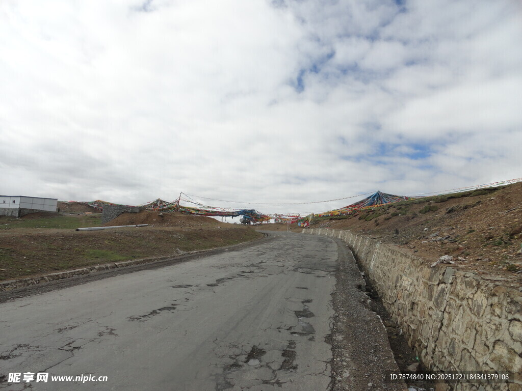 空旷道路旁的石墙景观