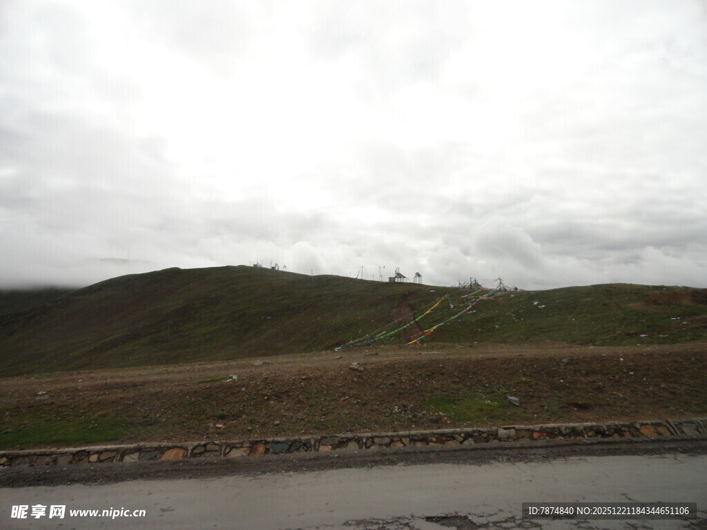 公路边的阴天山丘景色