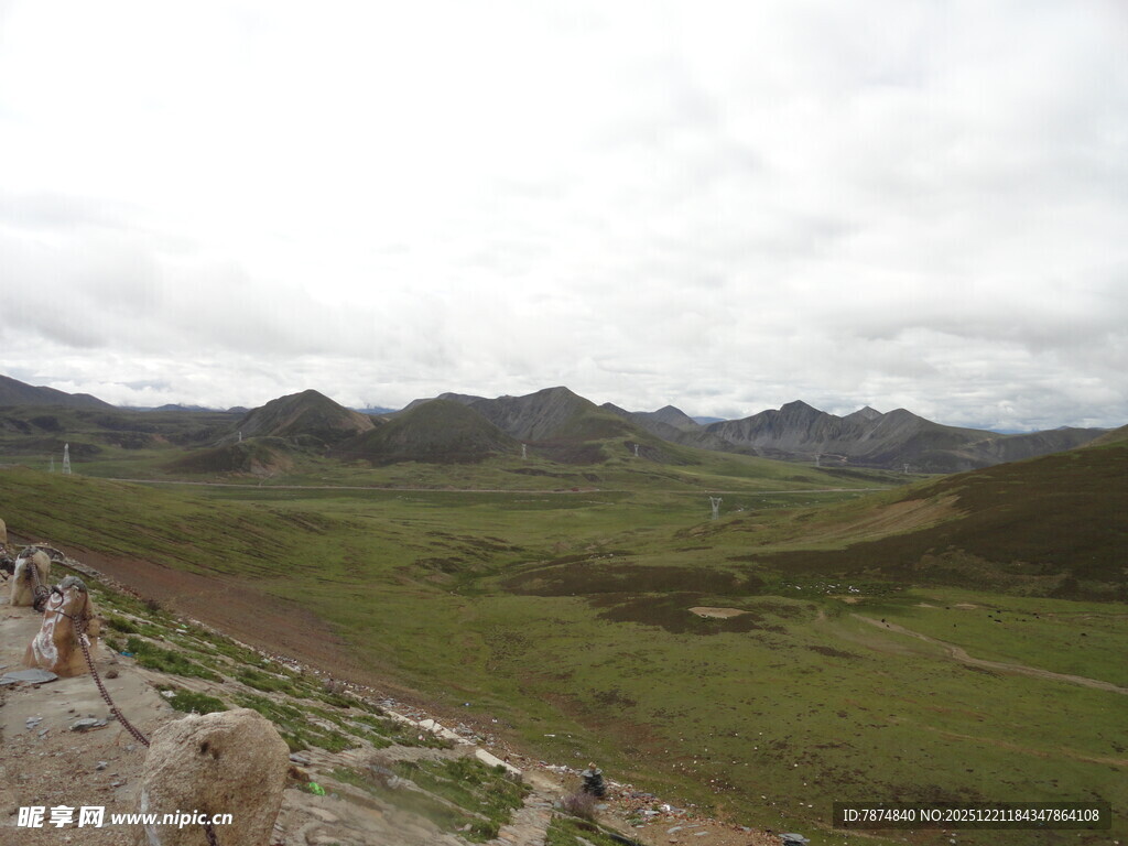 草原风光远处山峦叠嶂