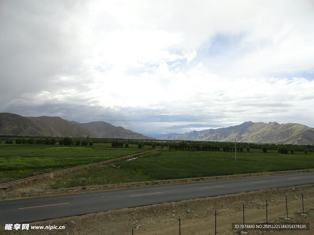 公路边的开阔自然风光