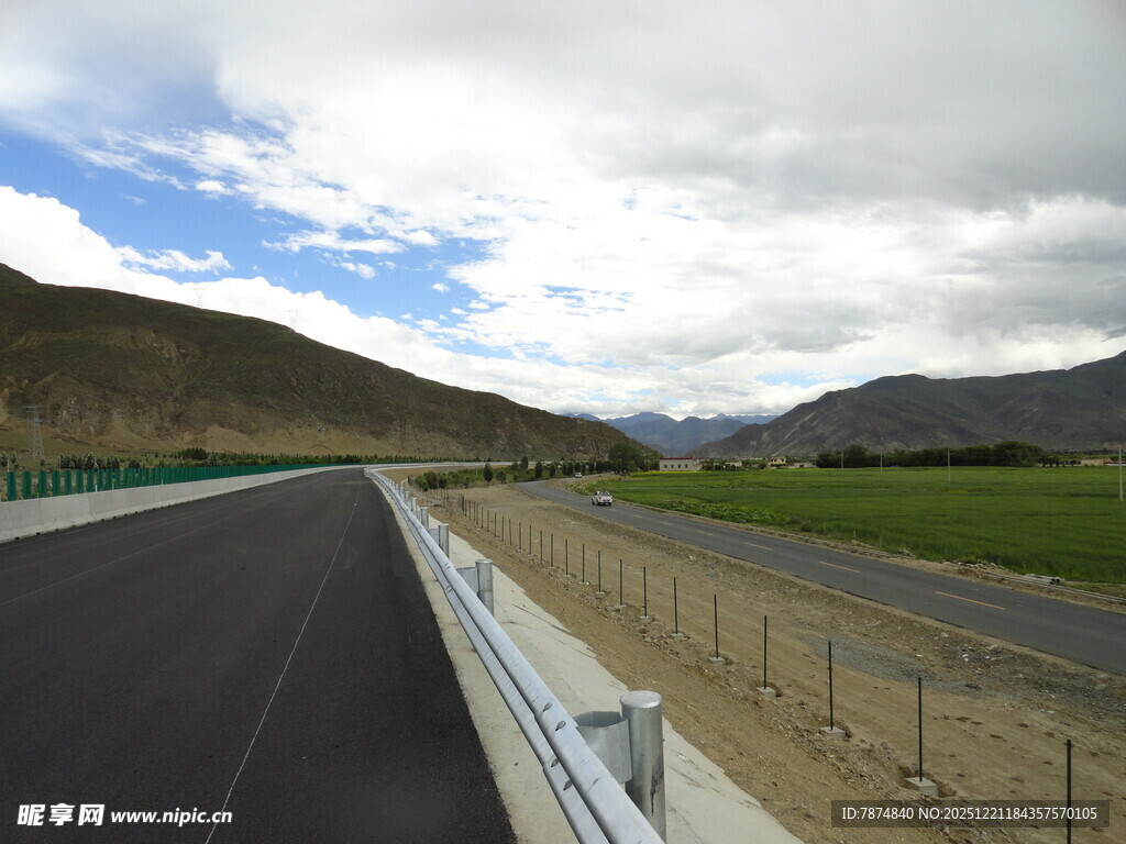 蜿蜒公路与远山蓝天美景