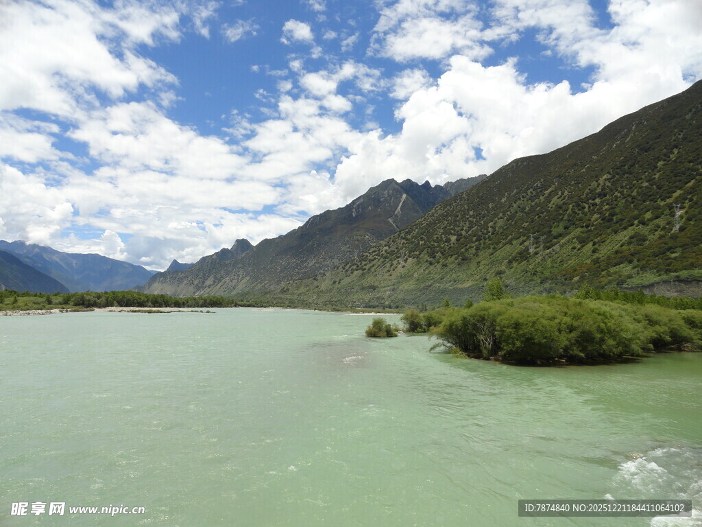 青山绿水间的宁静江河