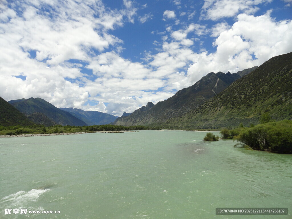 青山绿水间的澄澈河流