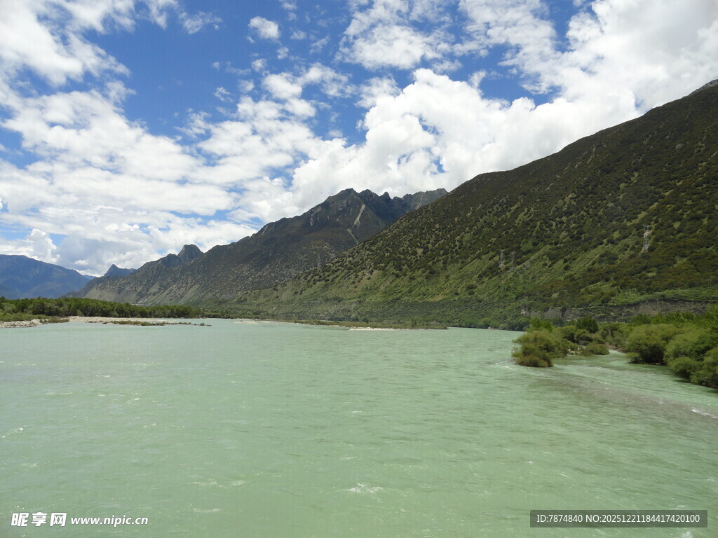 高原湖泊与连绵山脉美景