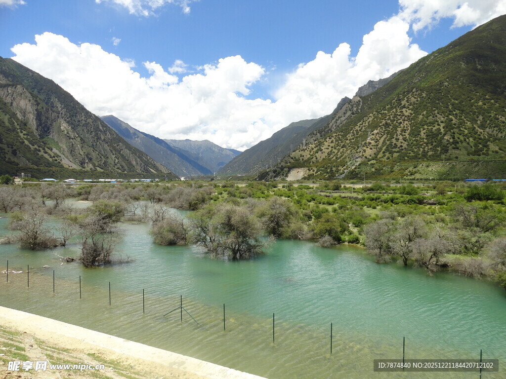 青山绿水间的秀丽河谷