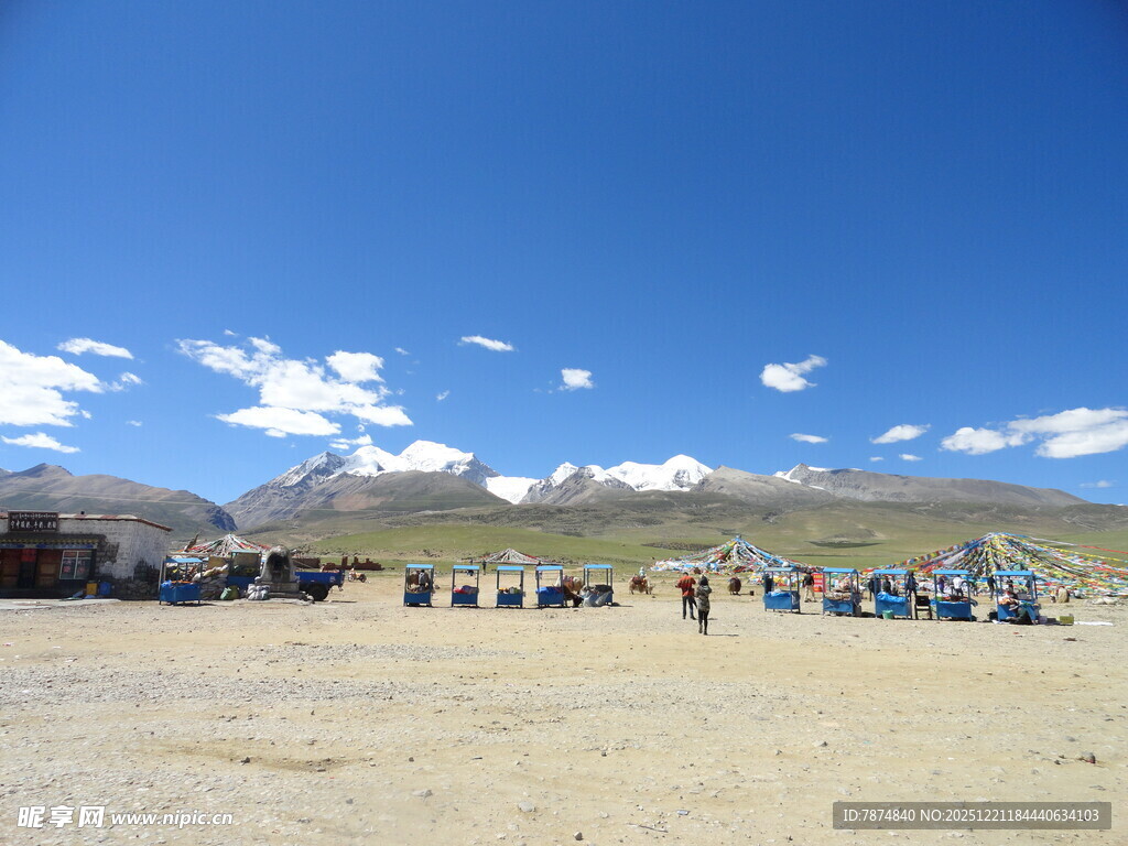 草原上的人群与蓝天白云