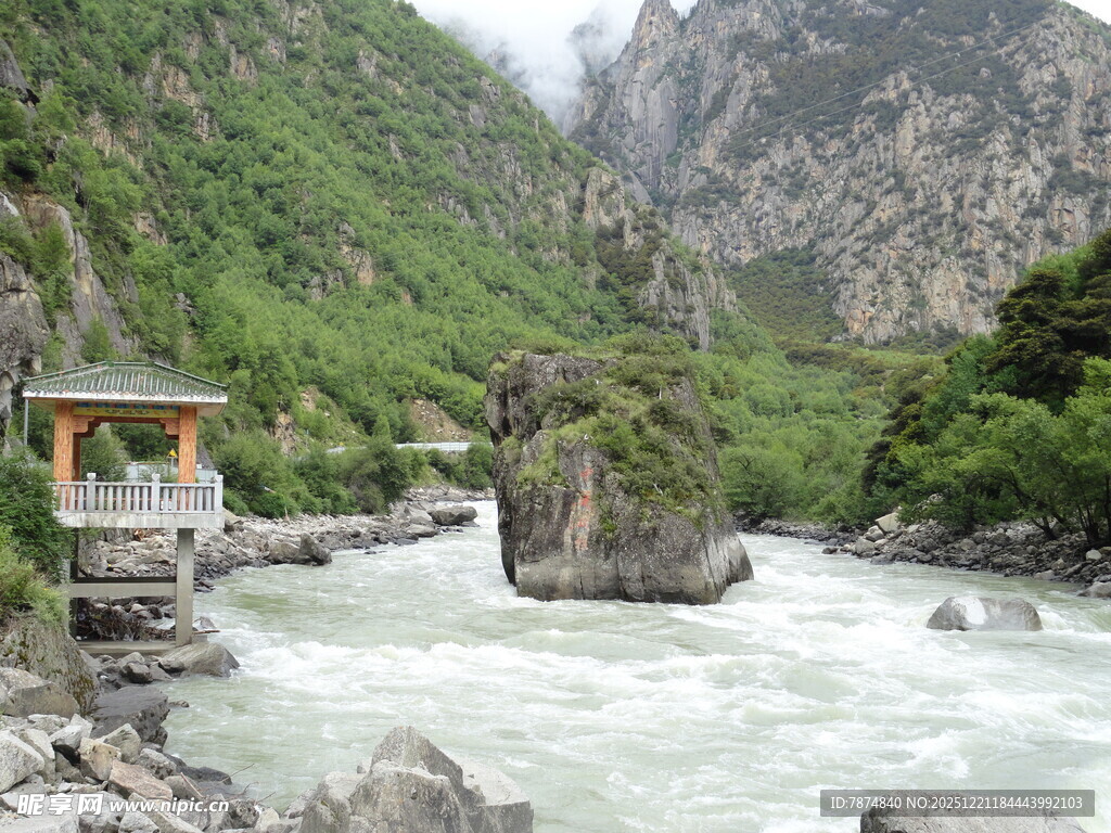 山间湍急溪流旁的小亭