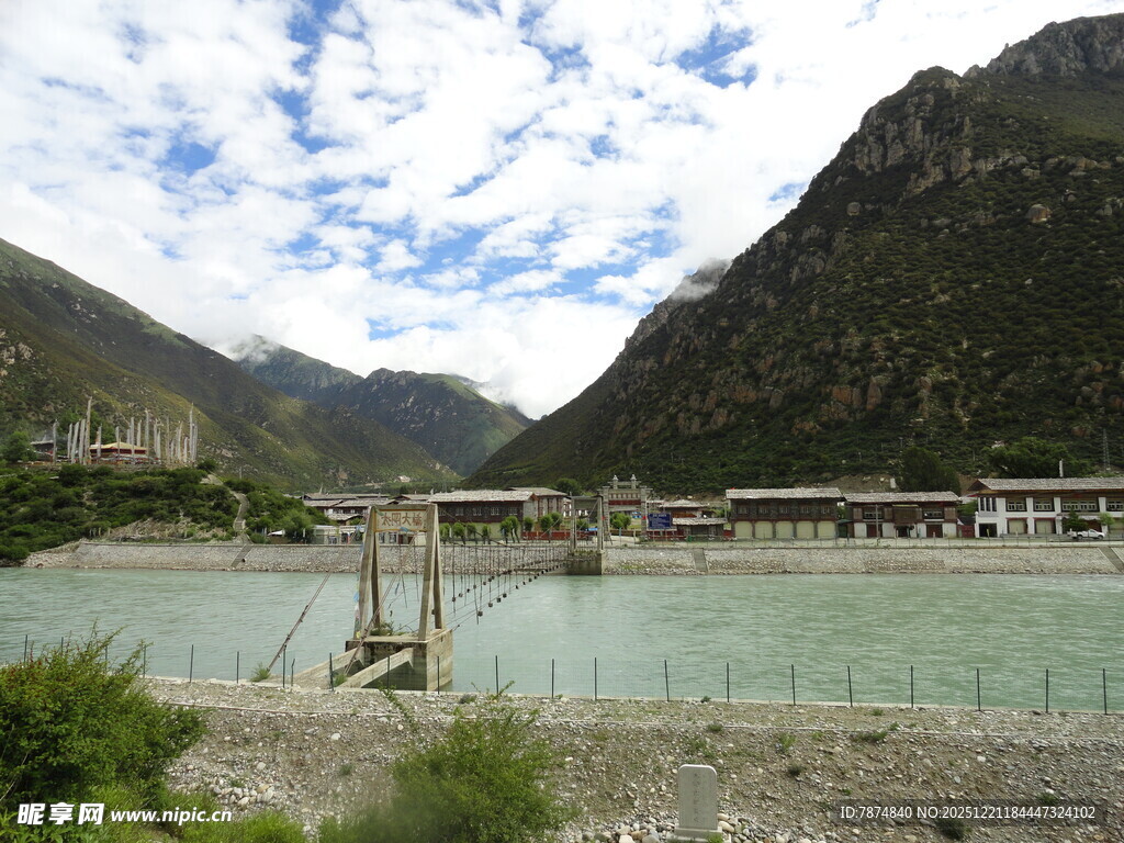 山间河畔的吊桥风景