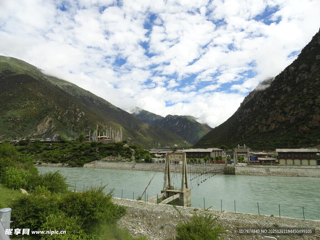 壮丽山河间的江畔景致