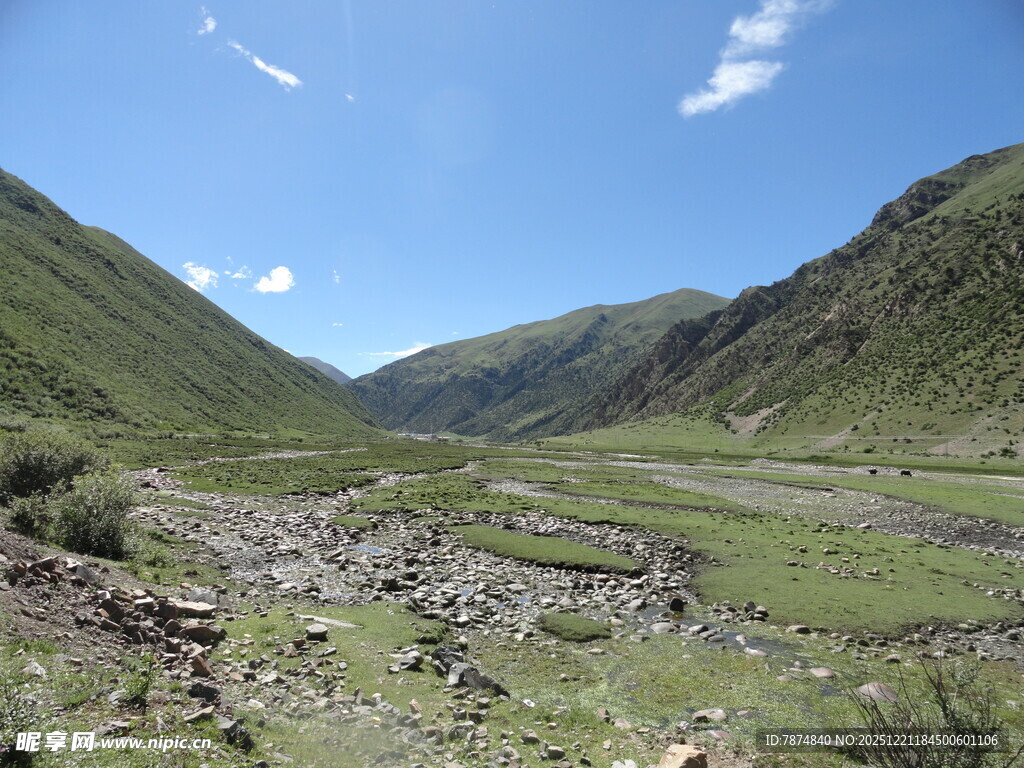 山间开阔谷地风景