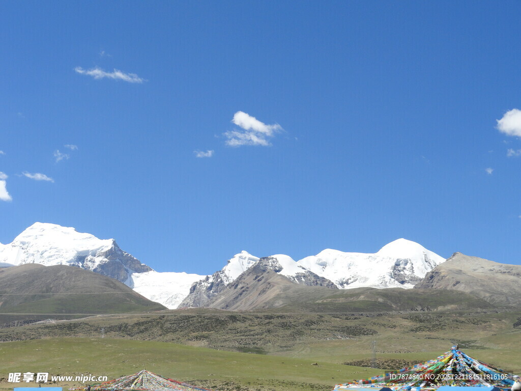 雪山美景 蓝天白云下的壮丽