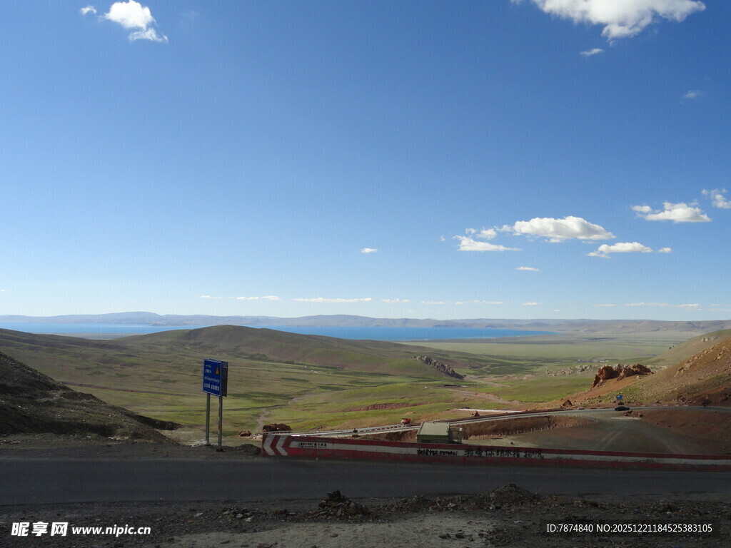 公路边的开阔草原风景