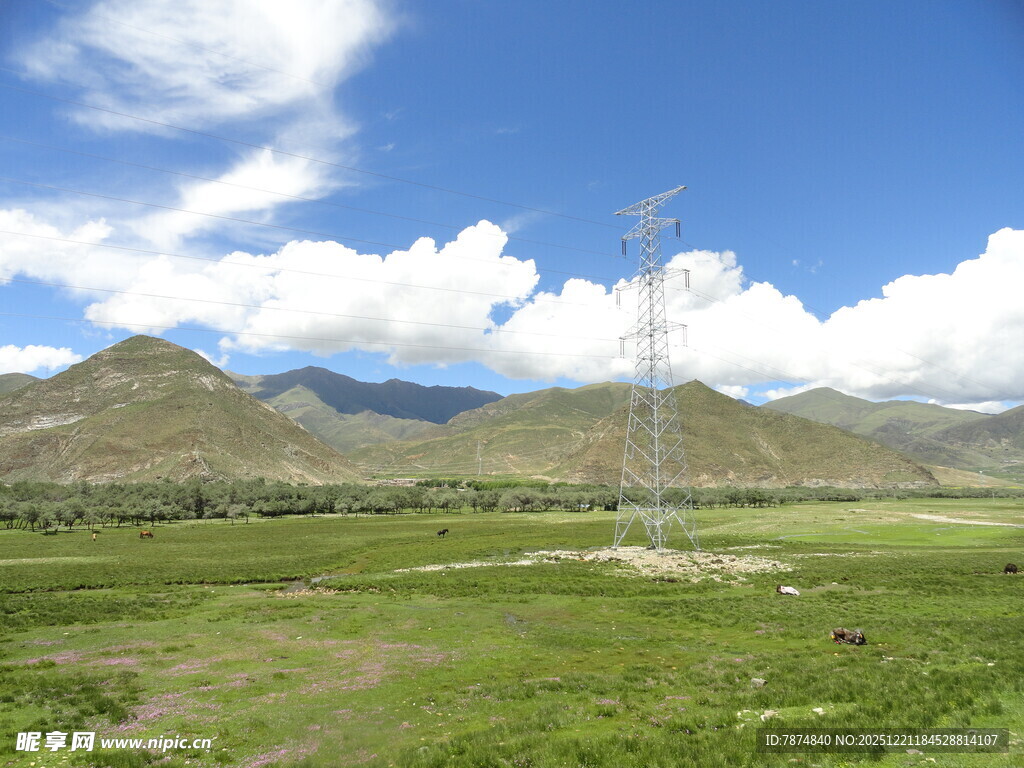 草原上的输电塔与远山