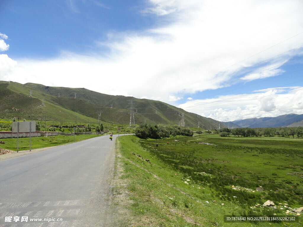 山间公路旁的美丽自然风光