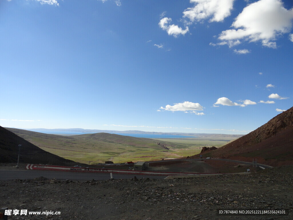 广阔山地间的蓝天景致