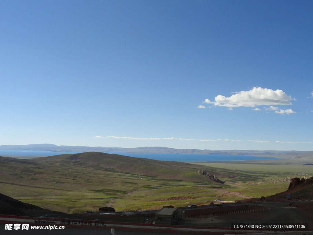 辽阔草原上的蓝天与远海