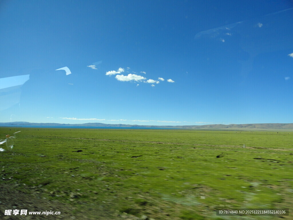 广袤草原上的晴朗蓝天