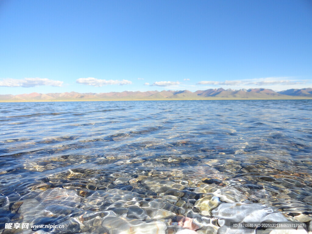 清澈湖水与蓝天相映成趣
