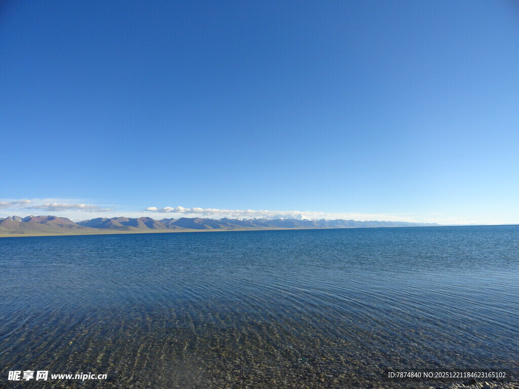 广阔湛蓝的平静海面