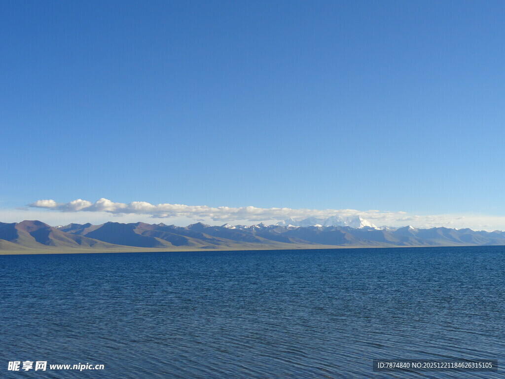 湛蓝湖水与远处雪山美景