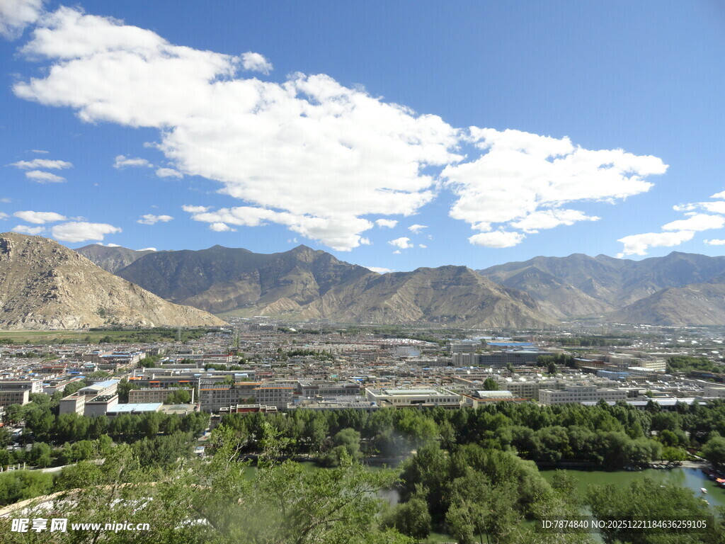 拉萨城市与远山风景