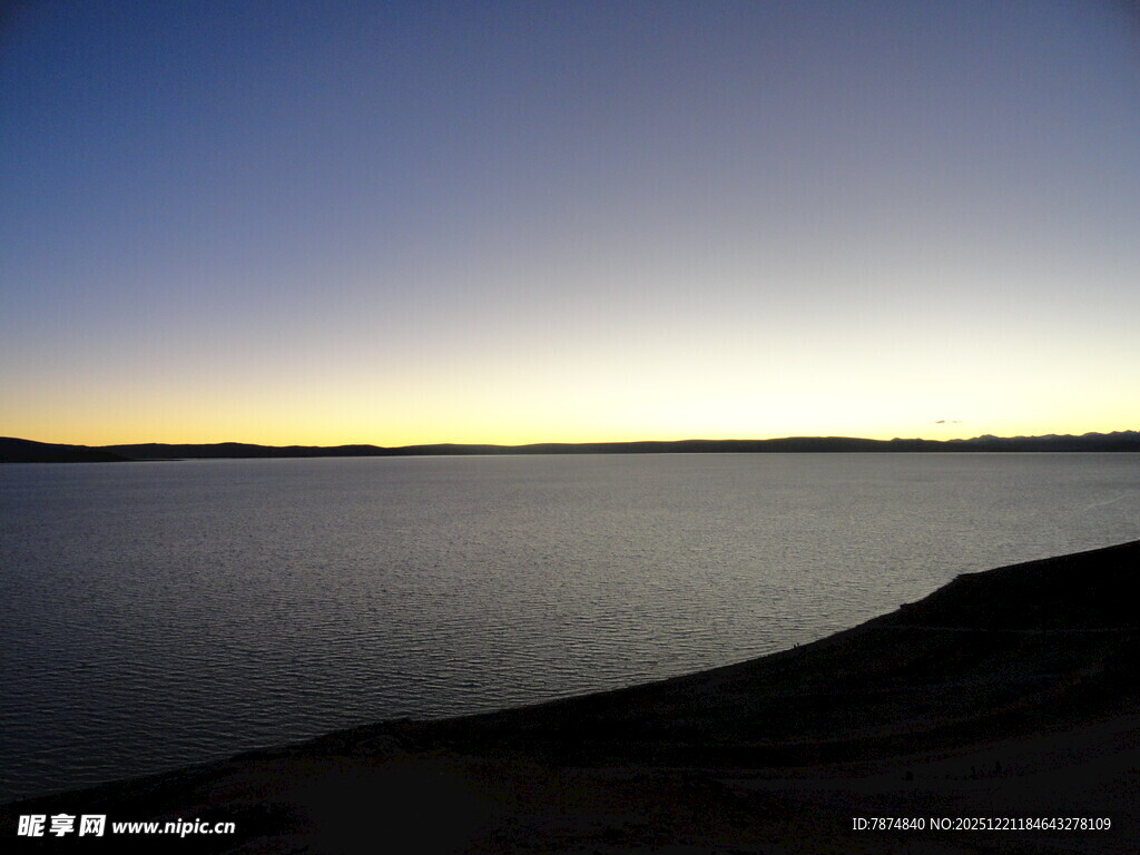 湖畔黄昏美景
