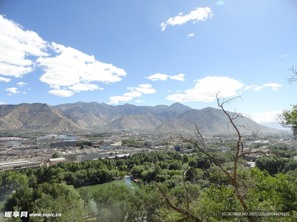 山间绿意盎然的美丽景致