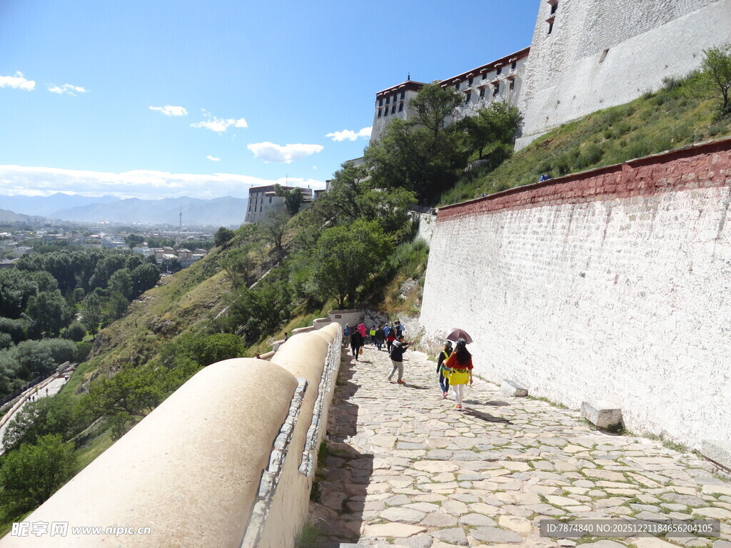 山间石径上的徒步者