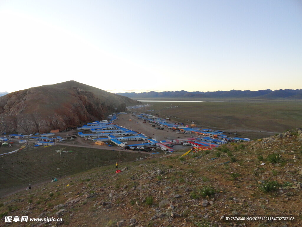 草原上的多彩帐篷营地