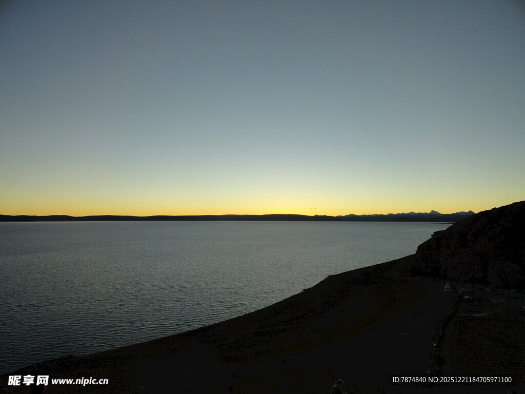 黄昏下的宁静湖畔风光