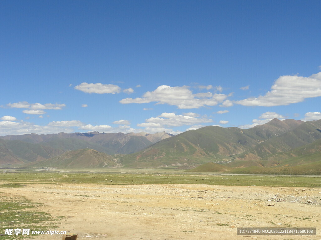 广袤荒原与远处山峦蓝天