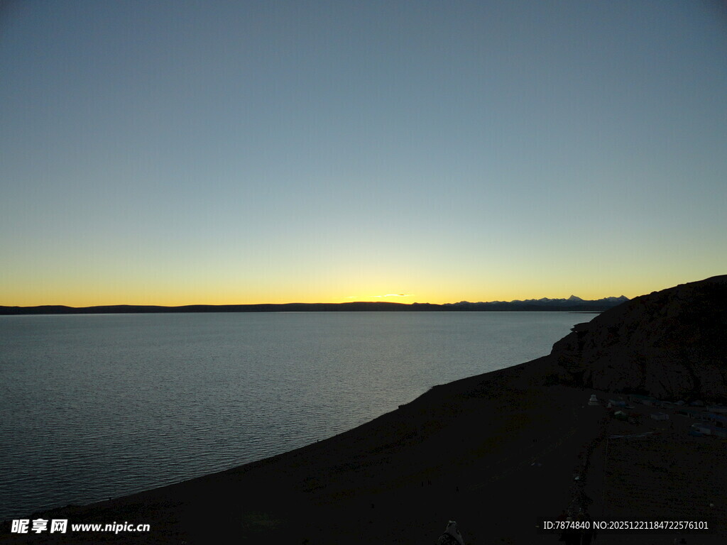 黄昏下的宁静湖畔风光