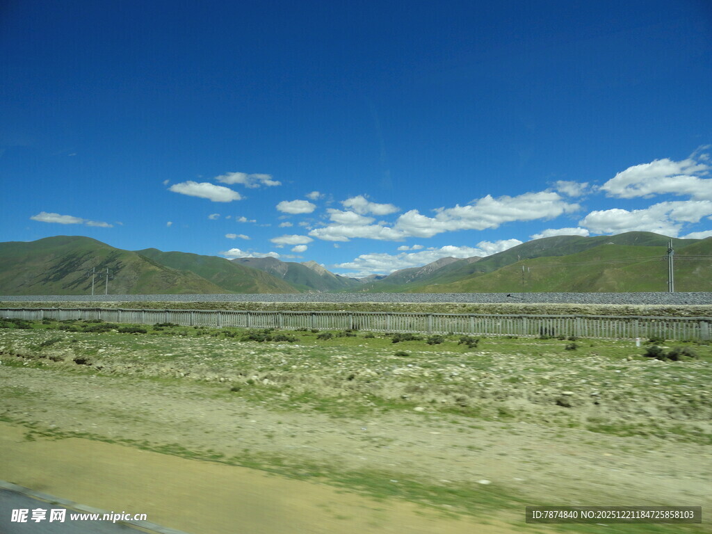 草原蓝天远山风景图