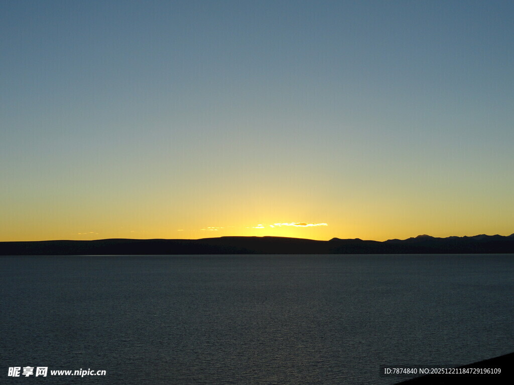 日落时分的宁静水面